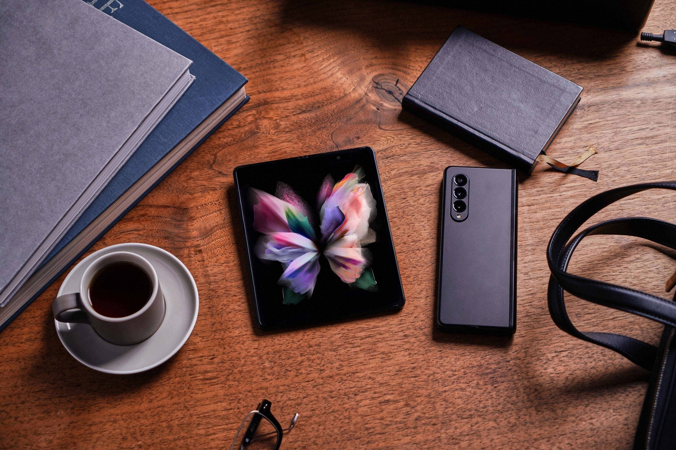 03 13 lifestyle galaxyzfold3 5g phantomblack H