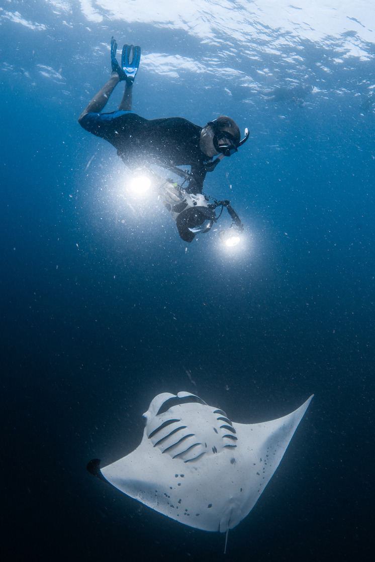 Guy Stevens and Manta Maldives 2019 Simon Hilbourne