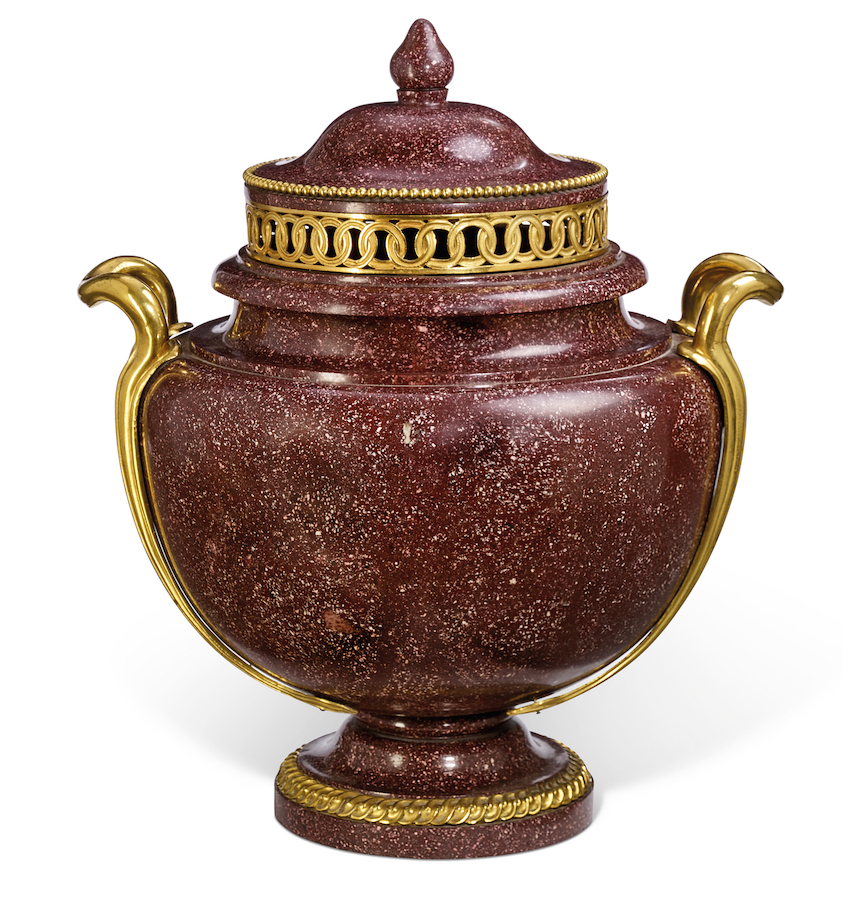 Vase Pot Pourri d époque Néoclassique Italie vers 1780 porphyre bronze ciselé et doré 45.5x42cm 40000 60000EUR Christies Images Limited 2022